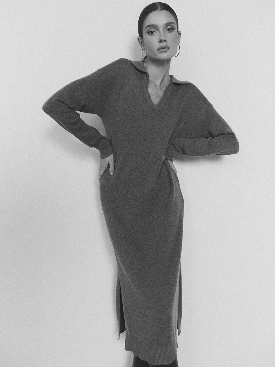 Трикотажное платье макси с V-образном вырезом и воротником