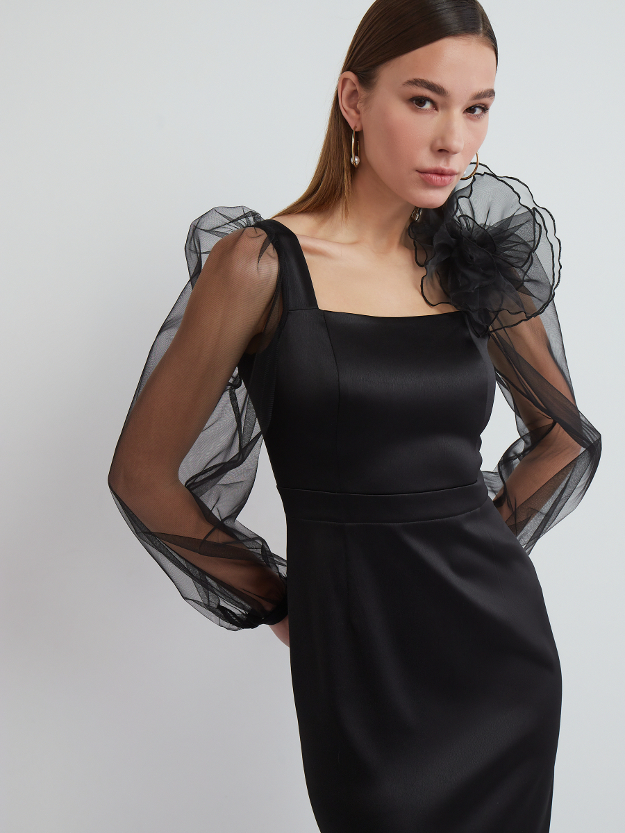 Элегантное платье-футляр с прозрачными объемными рукавами 