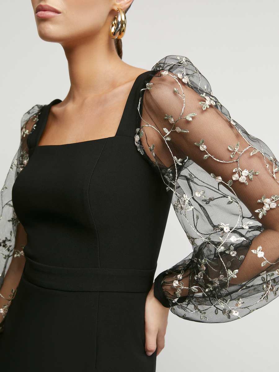 Элегантное платье-футляр с прозрачными объемными рукавами с вышивкой в виде цветов
