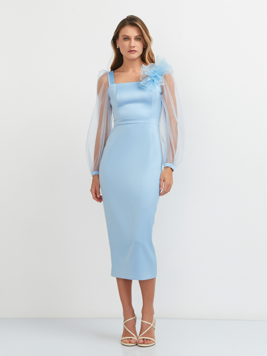 Элегантное платье-футляр с прозрачными объемными рукавами 