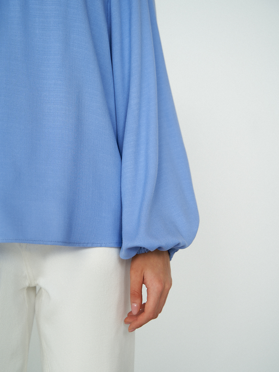 Льняная блуза с объемными рукавами 