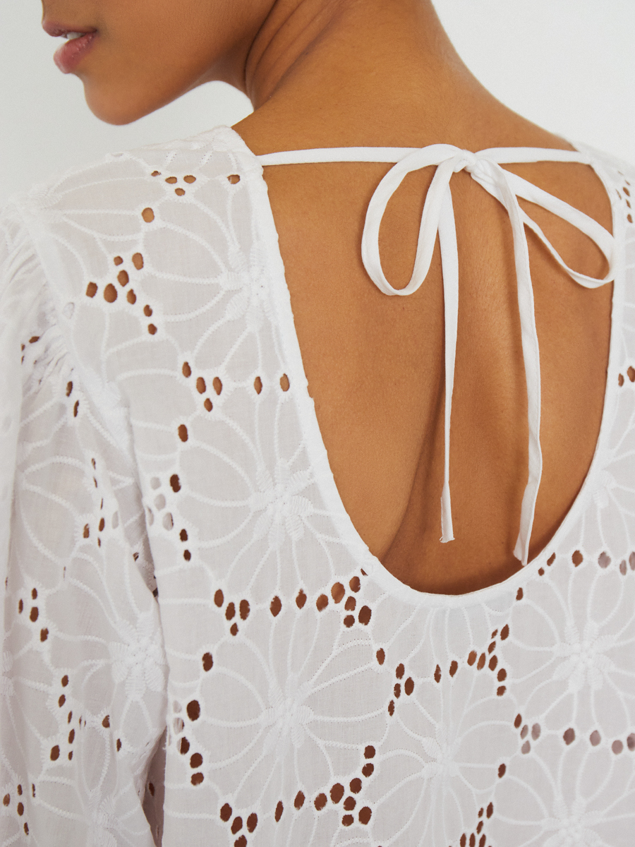 Блуза шитье с открытой спиной 