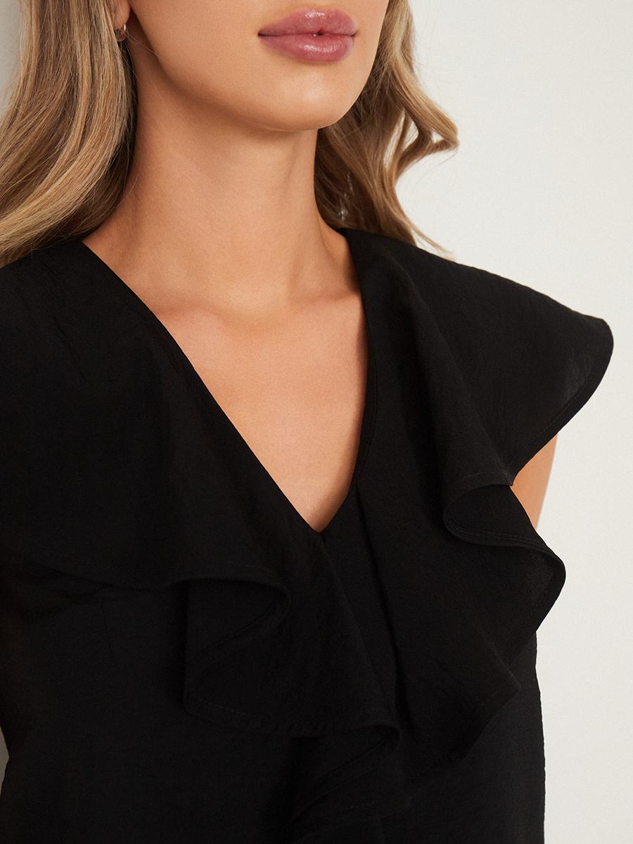 Блуза с  v-образным вырезом и оборками