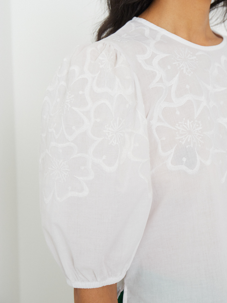 Блуза шитье с объемными рукавами